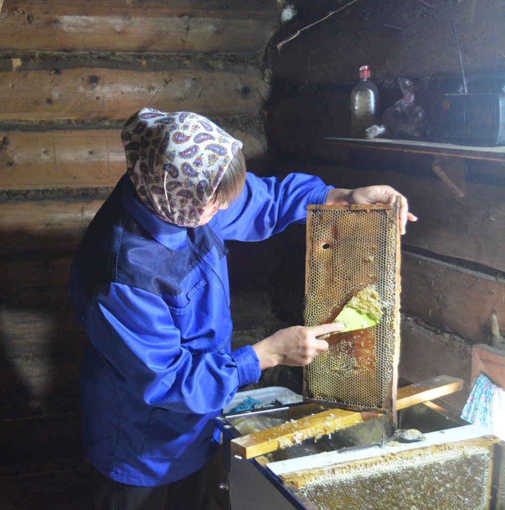 Специальным скребком Юлия Михайловна срезает печатку - очень вкусный и полезный забрус.JPG
