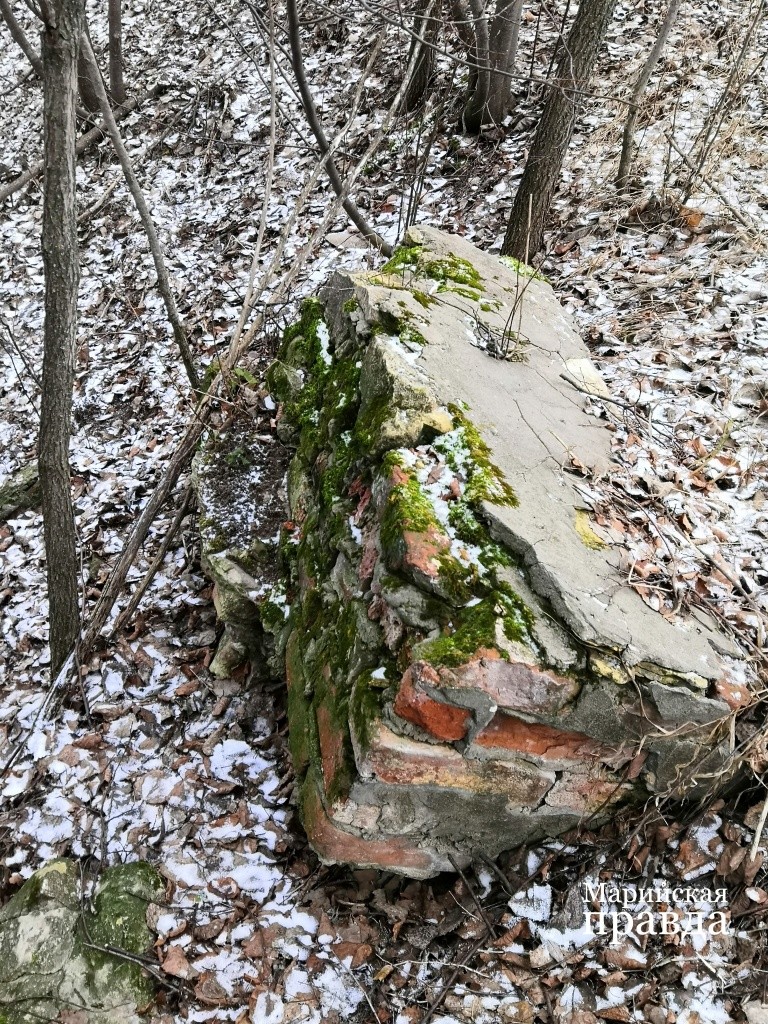 А это огромный кусок кирпичной кладки, возможно оставшийся от старой фермы. А это огромный кусок кирпичной кладки, возможно оставшийся от старой фермы..jpg