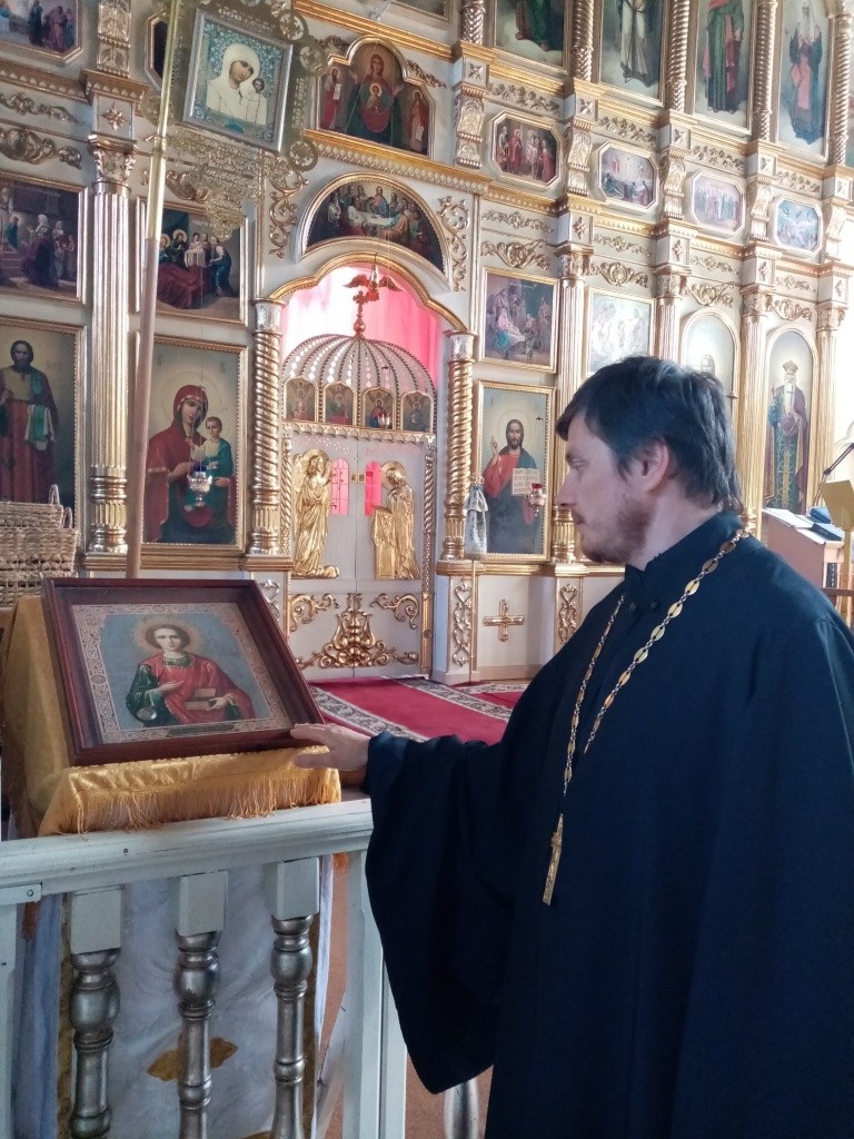 Первой замироточила икона Целителя Пантелеймона (Фото Натальи Кулишовой).