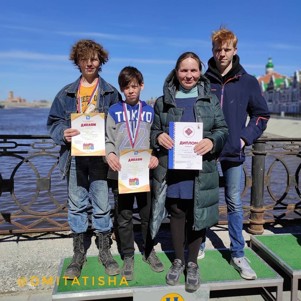 Таня с сыновьями.jpg