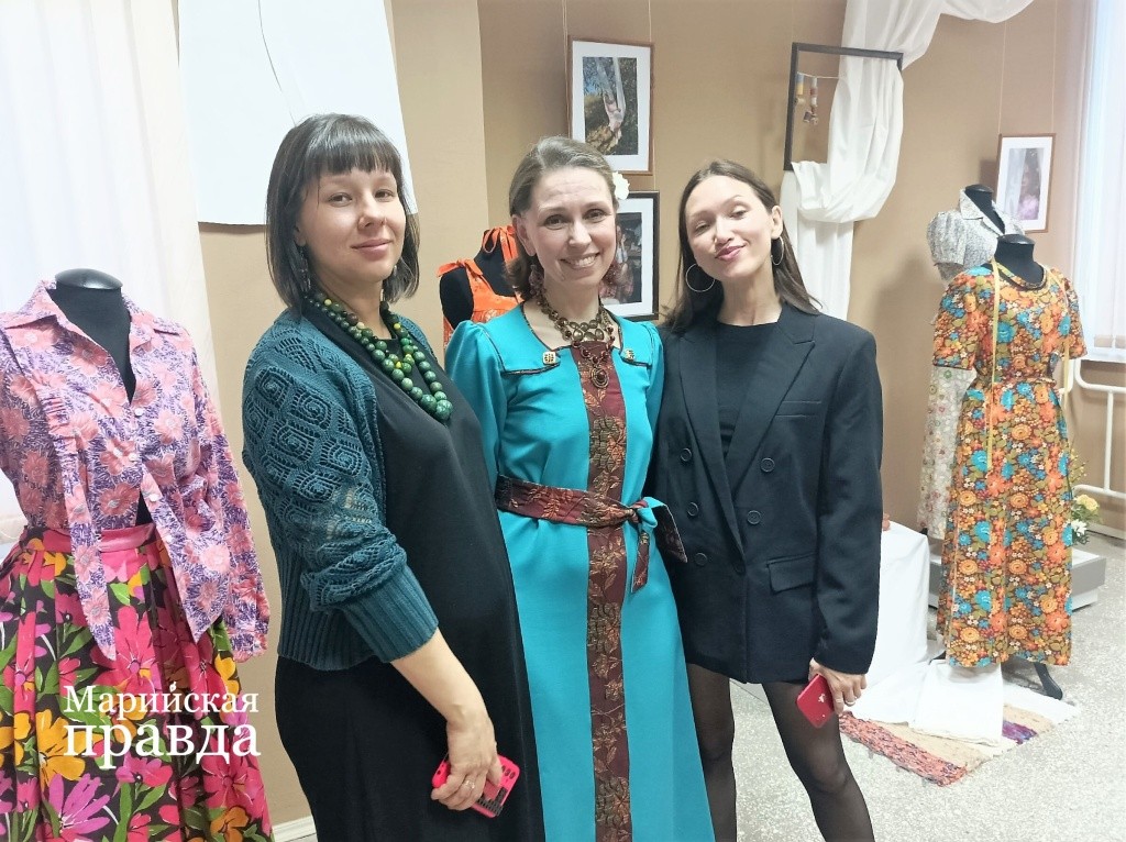 Портрной Елена Лемешева (в центре) не боится использовать в работе старинные ткани..jpg