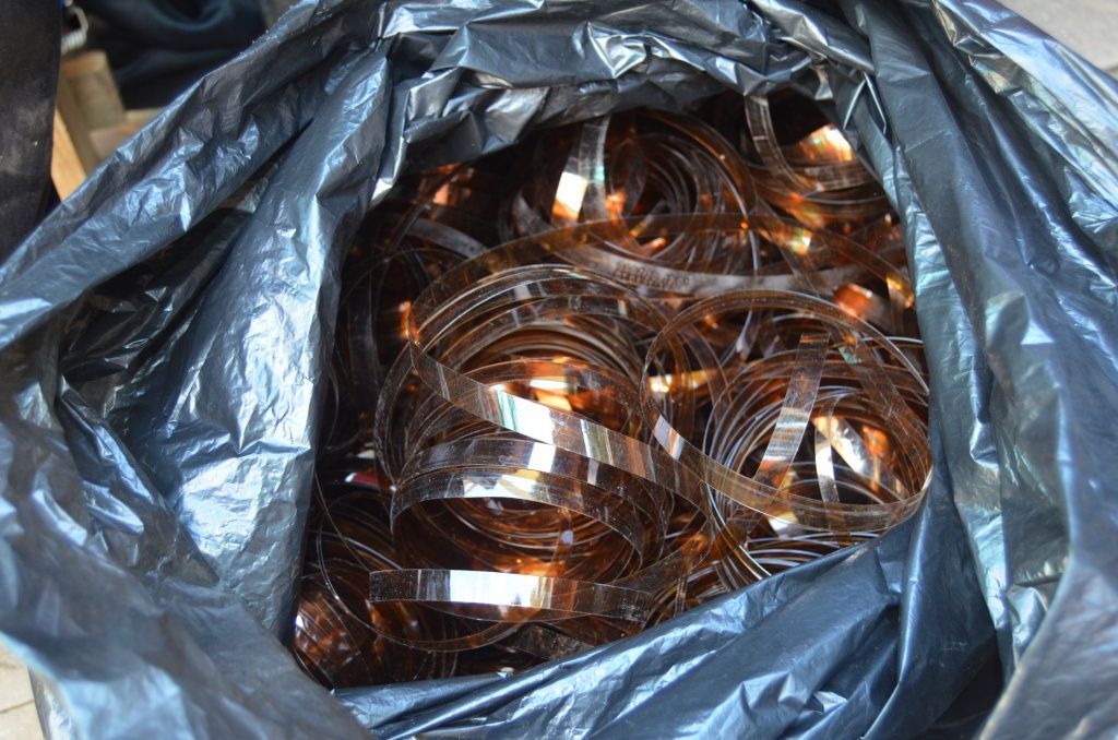 Запасы сырья хранятся в огромных пластиковых мешках.JPG