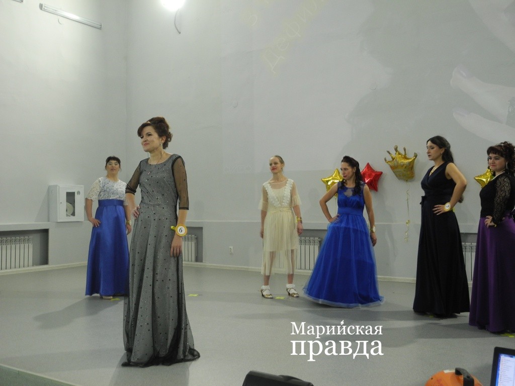 Дефиле в вечерних платьях - дань традиции. (Фото Натальи Кулишовой).