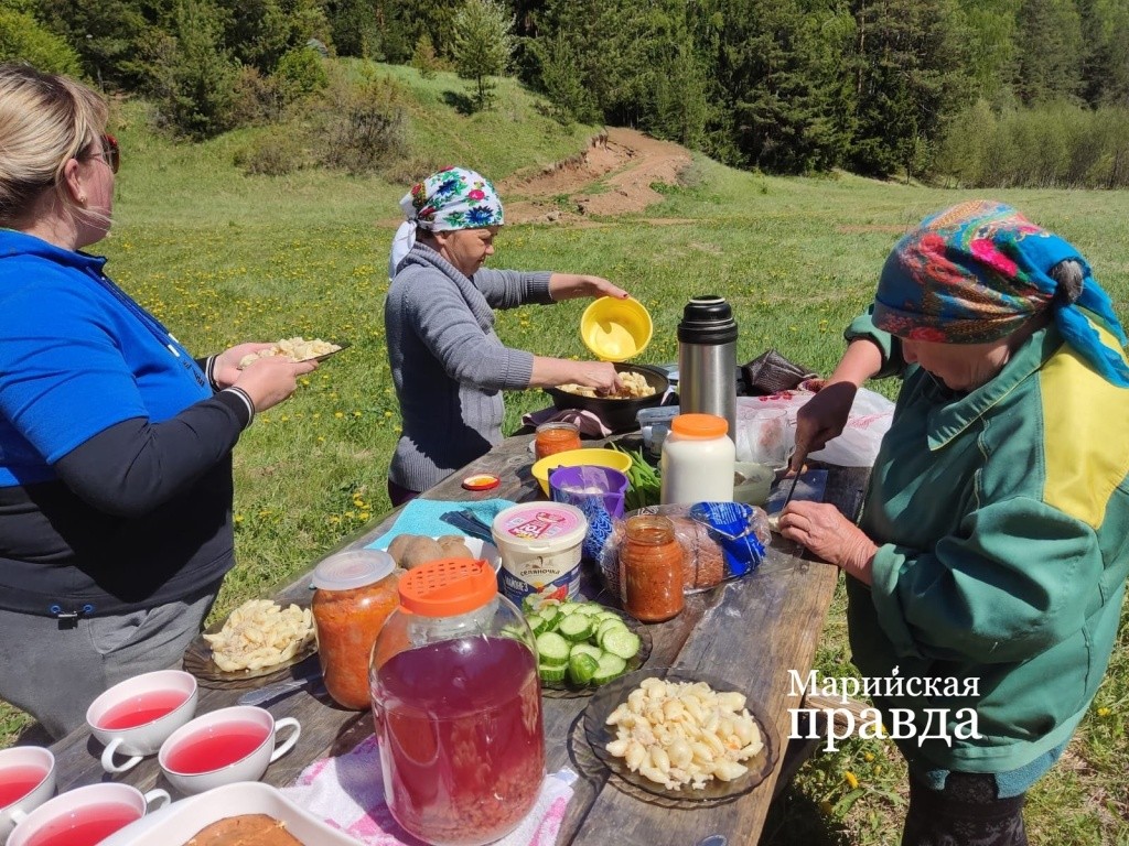 Полевая кухня. Женщины деревни Тимино готовят обеды для мужчин. Полевая кухня. Женщины деревни Тимино готовят обеды для мужчин..jpg