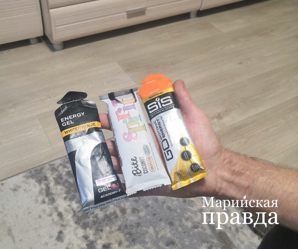 Марафонцы поддерживают силы на дистанции такими вот питательными гелями и батончиками.jpg