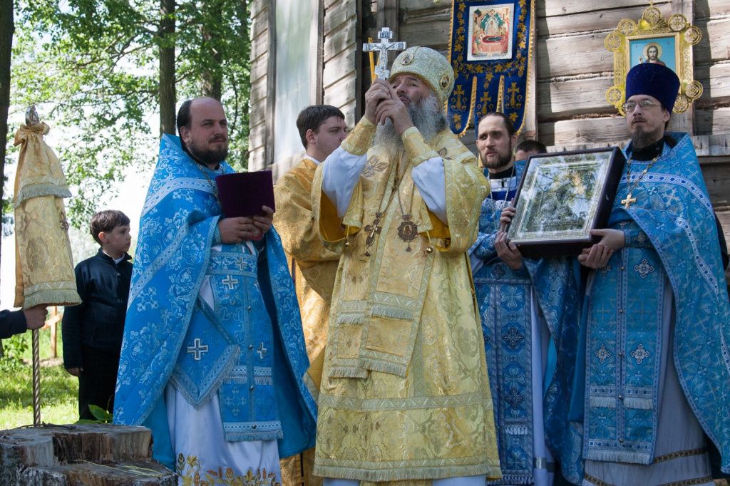 Служба около храма Сретения Господня.jpg