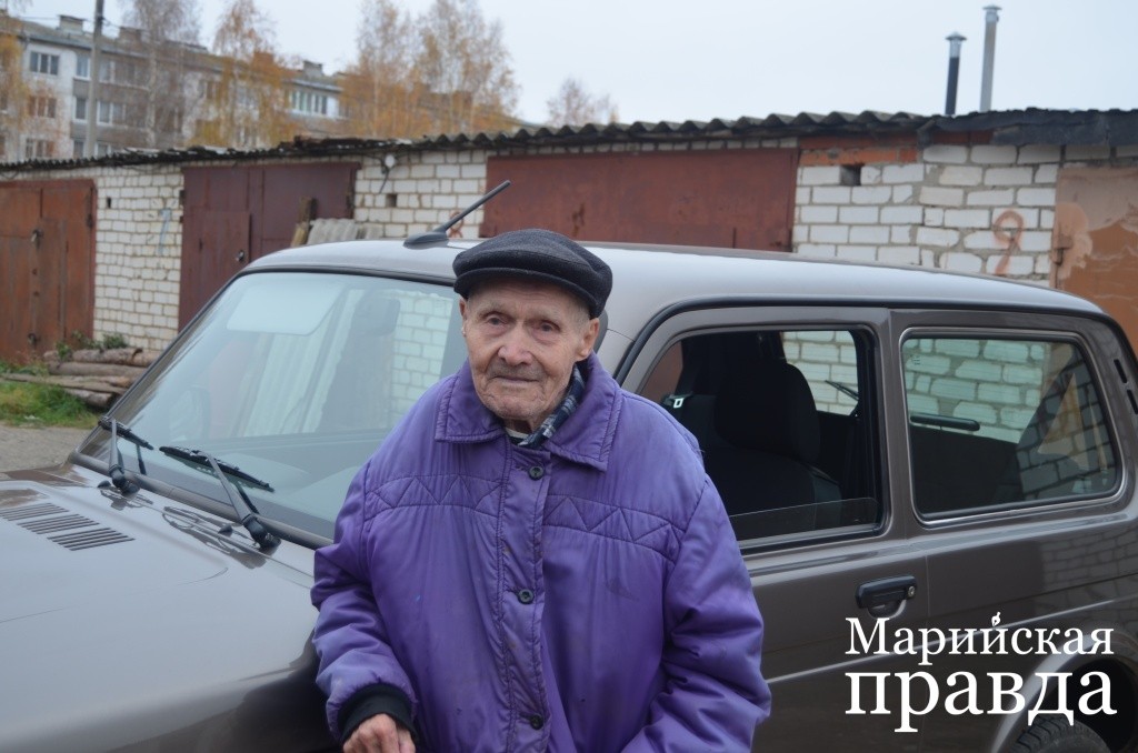 В последний раз старый шофер получал водительские права в возрасте 85 ле.JPG