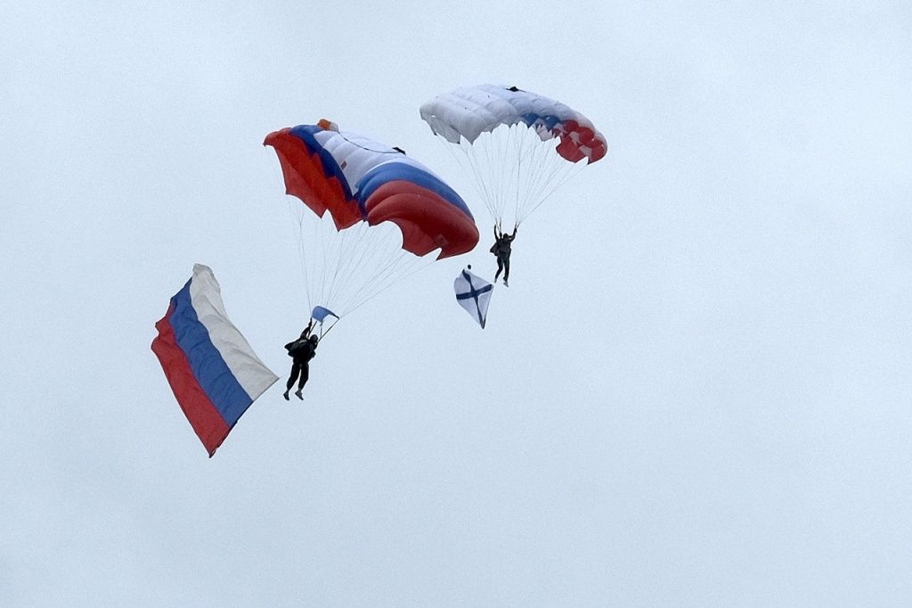 парашютисты в небе
