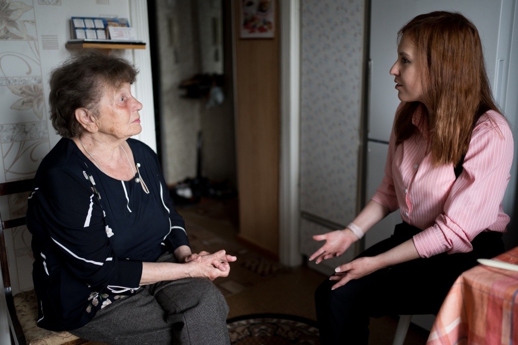 Журналист Марправды беседует с дочерью офицера.jpg