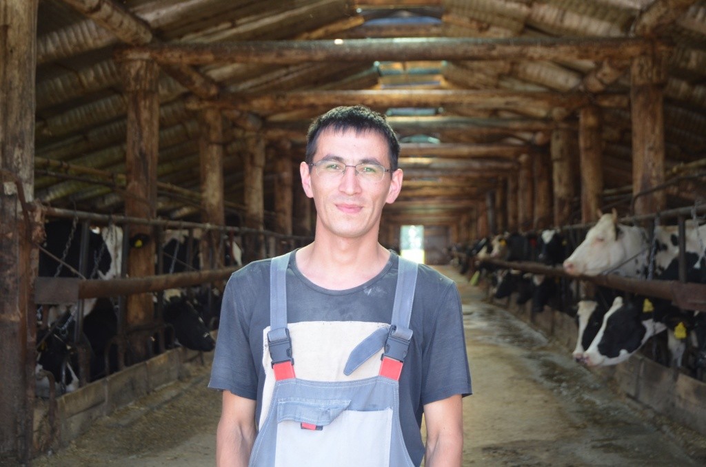 Продожительный выпас - это потеря молока, убежден молодой специалист Дмитрий Целищев.JPG