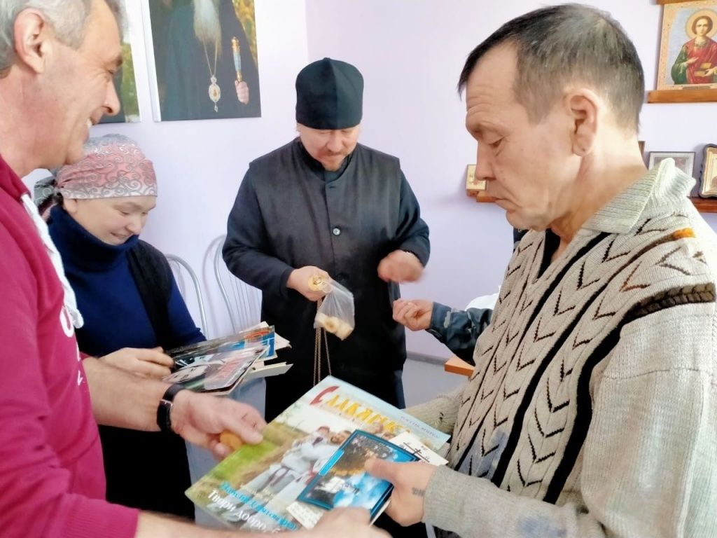 Подарок в честь открытия молельной комнаты вручил отец Николай (Фото предоставлено пресс-службой митрополии). Подарок в честь открытия молельной комнаты вручил отец Николай (Фото предоставлено пресс-службой митрополии).