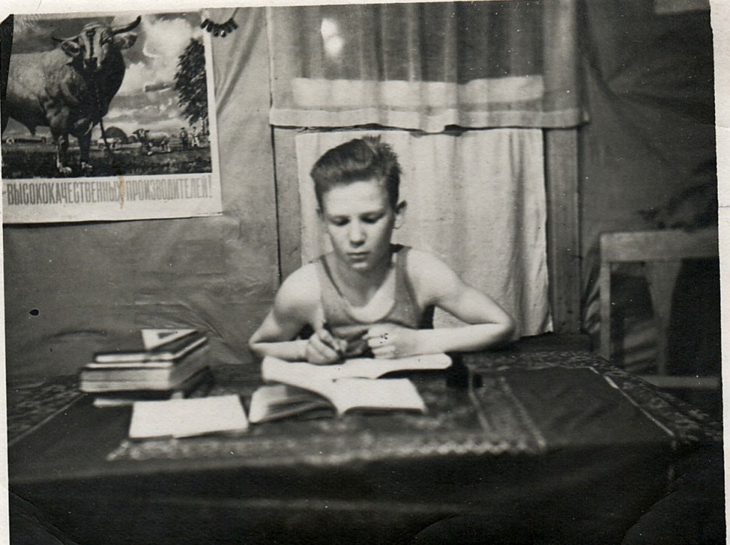 Валентин делает уроки п. Сурок. (Фото предоставлено Александром Емельяновым).