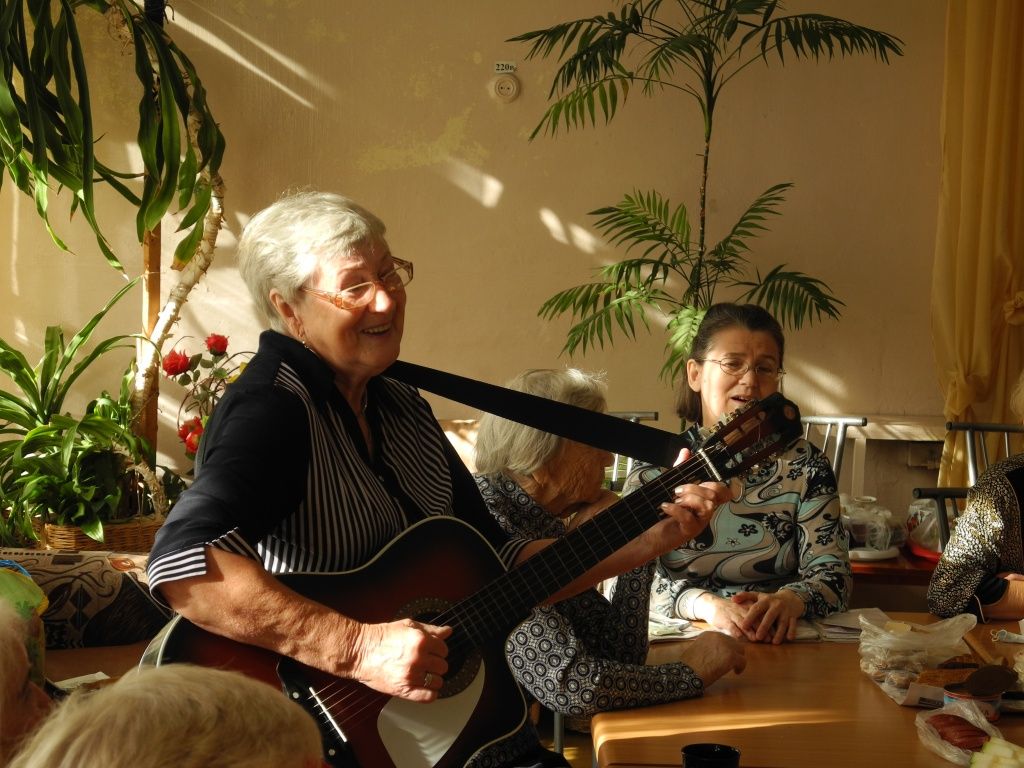 Играть на гитаре Маргарита Филимонова научилась в 75 лет. (Фото Натальи Кулишовой).