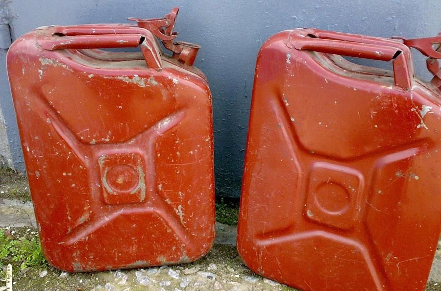 ФОТО: http://asdap.ru/news/transport/17689-v_chernogorske_dvoe_yunoshej_popalis_na_krazhe_benzina.html