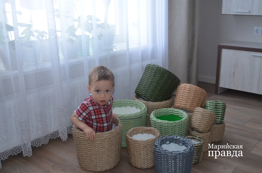 Младший Илья уже нашел применение маминым корзинам из ротанга..jpg