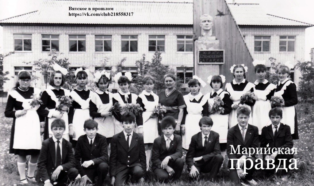 Традиция советских времен - коллективное фото выпускников на фоне памятника. Традиция советских времен - коллективное фото выпускников на фоне памятника 1.jpg