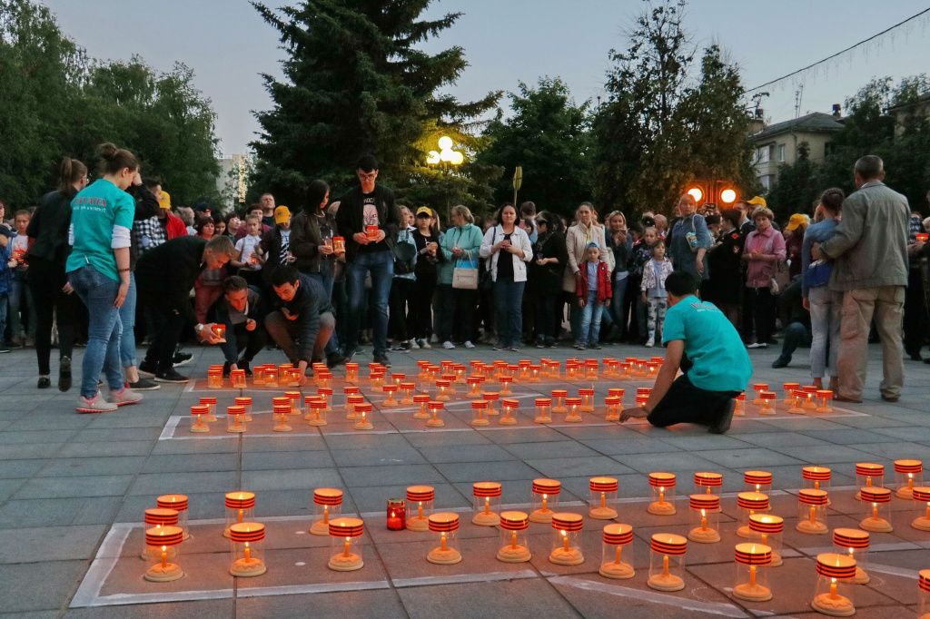 Слово "ПОМНИМ". Фото Петра Васильева.
