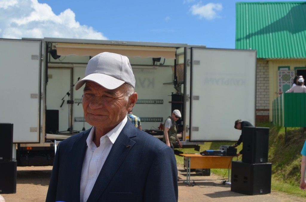 Староста деревни Расул Сафарханов упорно занимался поисковой работой и отыскал немало забытых фронтовиков. Староста деревни Расул Сафарханов упорно занимался поисковой работой и отыскал немало забытых фронтовиков.jpg