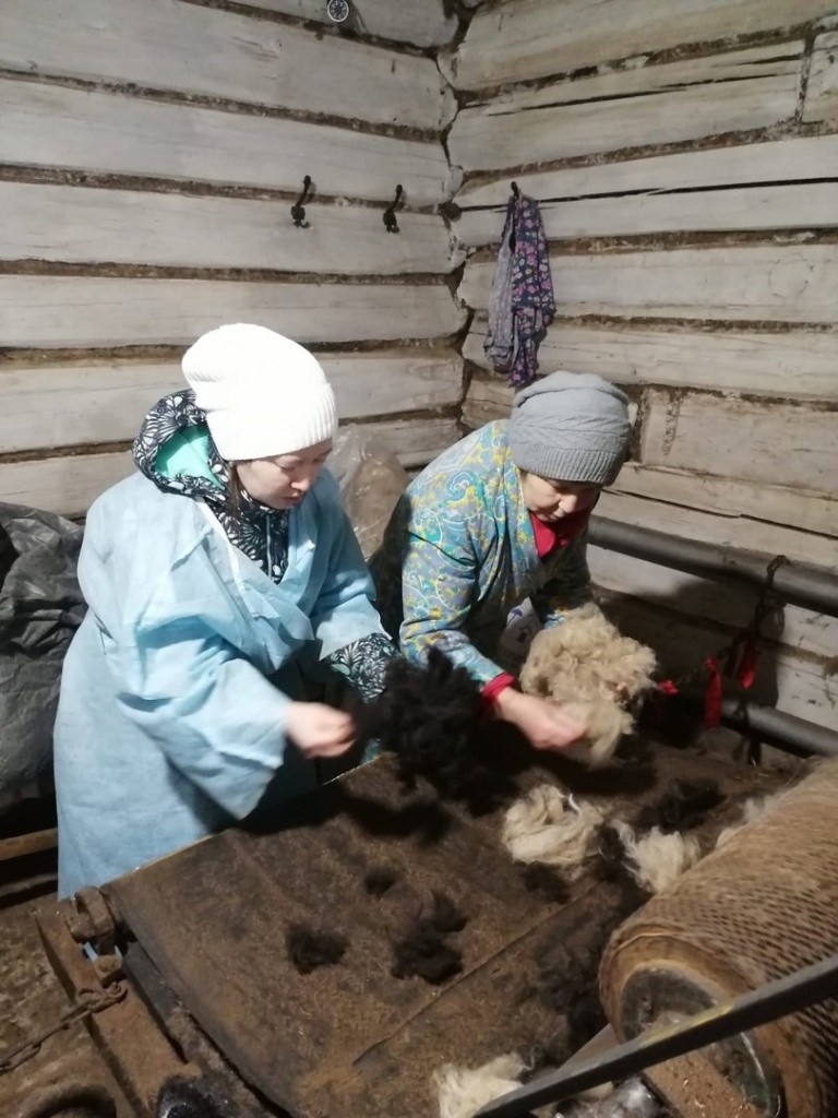 Прихожанки вспомнили, чему учили их мамы. (Фото предоставлено Зинаидой Медведчук). Прихожанки вспомнили, чему учили их мамы. (Фото предоставлено Зинаидой Медведчук).