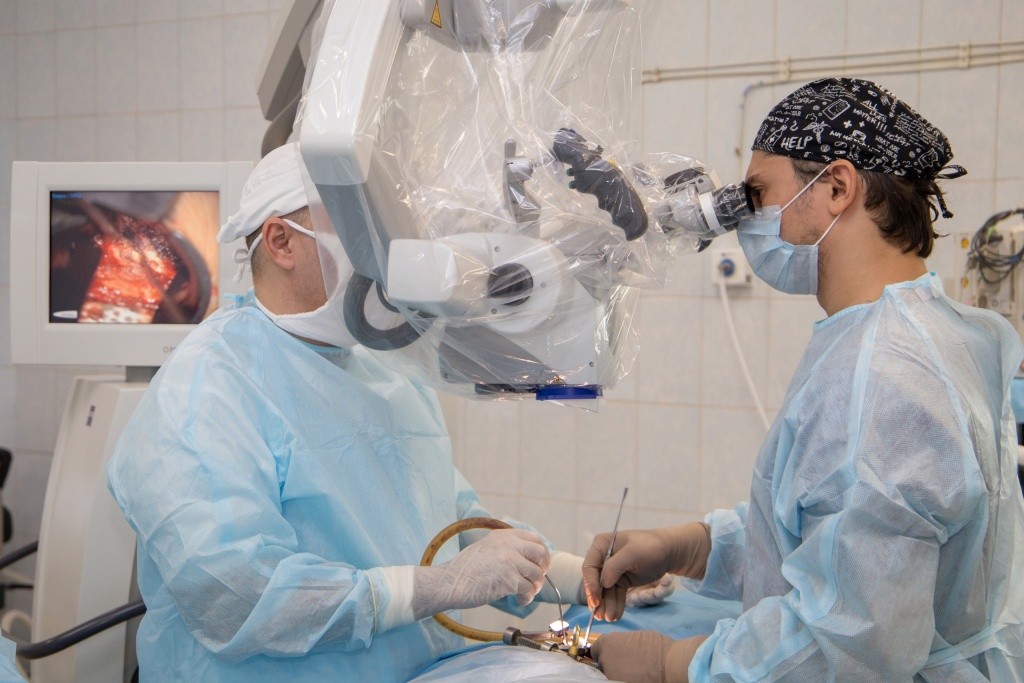 Уникальное оборудование позволяет проводить сложные операции максимально деликатно. Фото Валерия Кузьминых.jpg