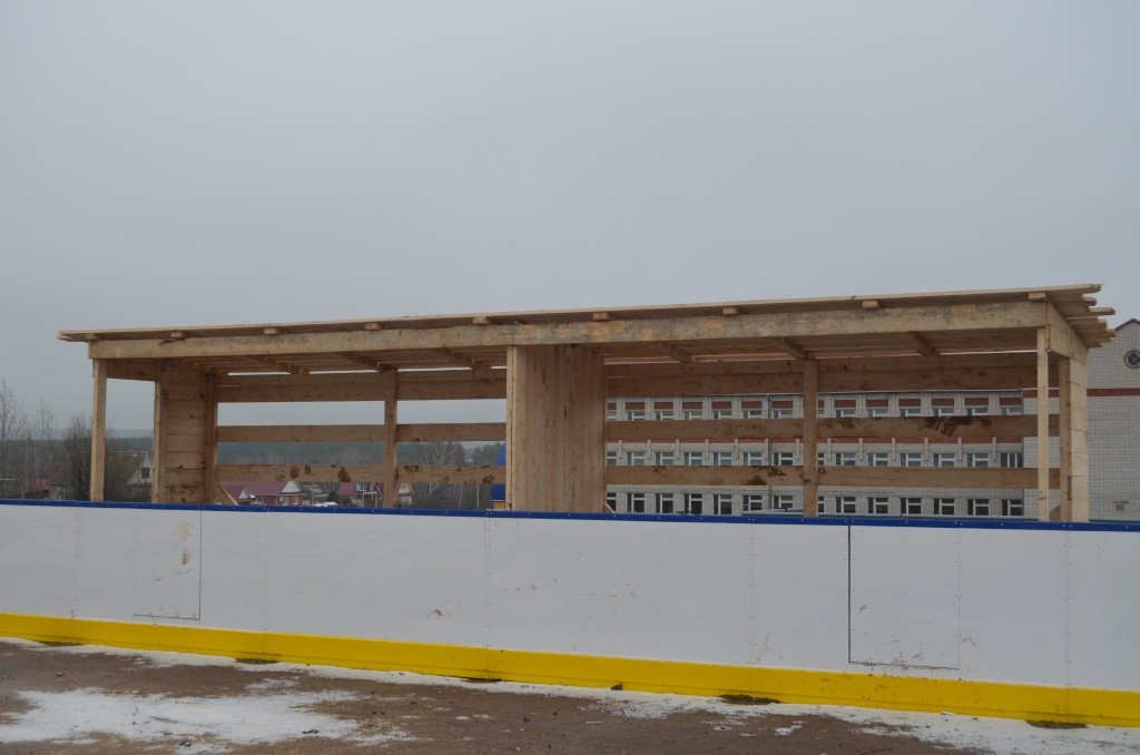 Помещения для запасных игроков построили сами хоккеисты.jpg