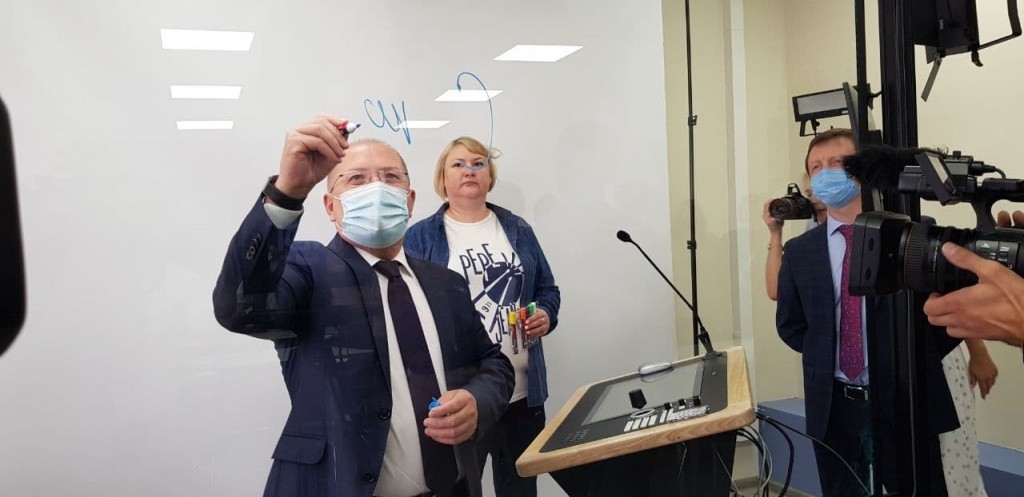 Учитель пишет, оборудование отзеркаливает и в нужном ракурсе показывает зрителю. photo_2021-09-10_13-58-59 (2).jpg