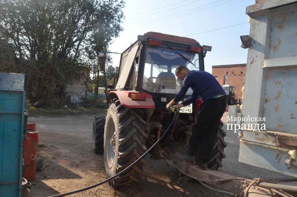 Агроному приходится еще и транспорт заправлять..jpg
