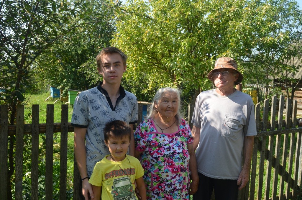 Летом внуки любят бывать в гостях у дедушки с бабушкой.JPG