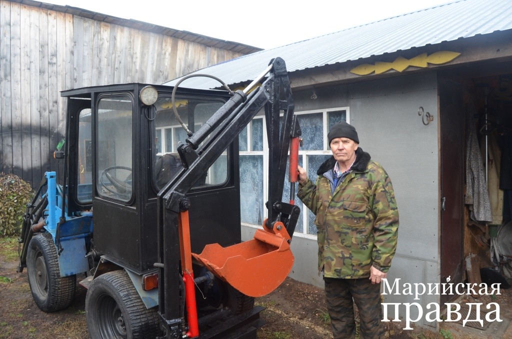 Пока нет материала для изготовления тележек, мастер занимается самодельным экскаватором.JPG