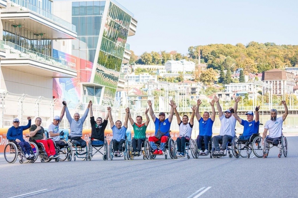Александр Ермаков среди участников своего "золотого" забега. (Фото предоставлено МРО ВОИ).