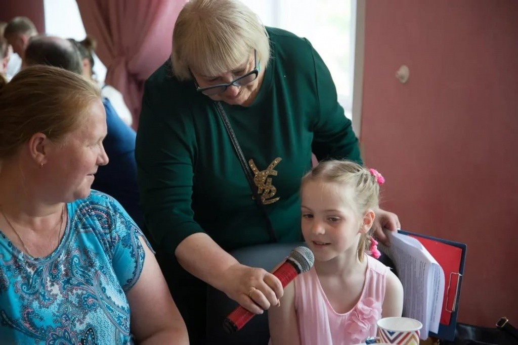 Всеобщая любимица - младшая Оленька всегда в центре внимания. (Фото предоставлено Оксаной Букатиной).