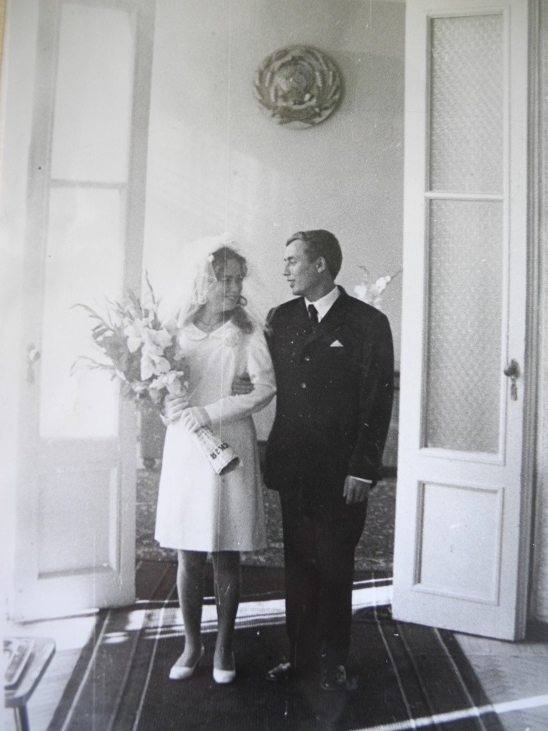 Еще до свадьбы молодые выяснили, что "одинаково дорогу топчат" (фоторепродукция Натальи Кулишовой).