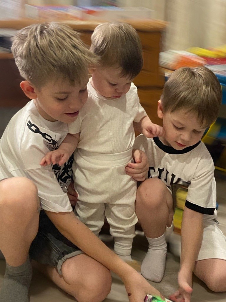 Три богатыря - огромное папино счастье и невероятная ответственность. Фото предоставлено Михаилом Хмуровым.jpg