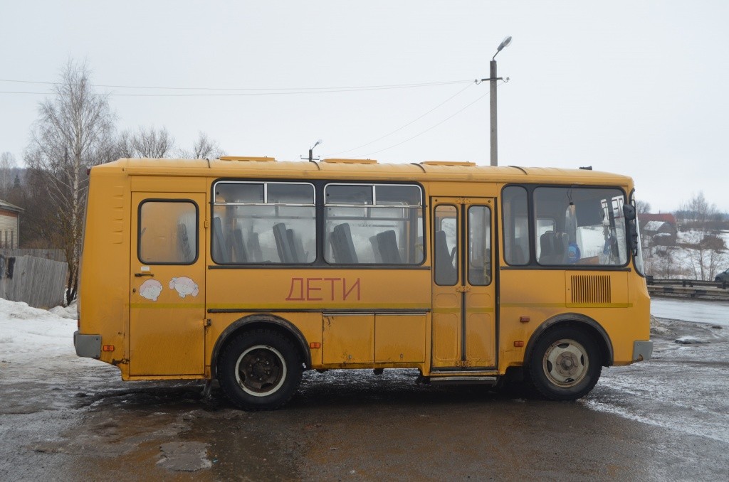 Больше половины учеников в Юледурской средней школе до места учебы добираются на автобусе.JPG