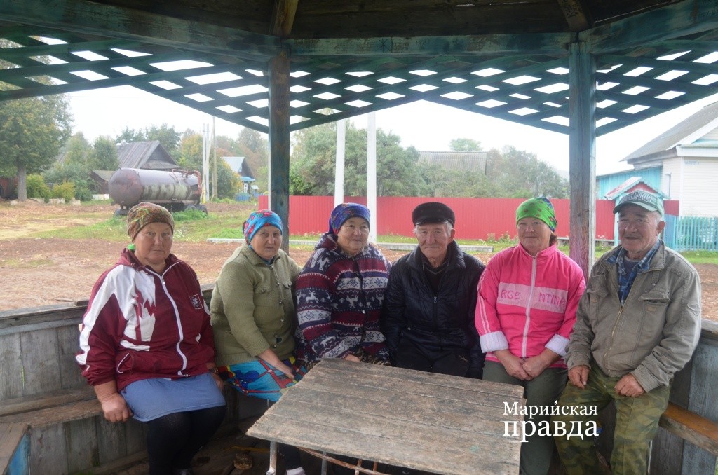 Собравшиеся местные жители благодарят руководство республики и своего земляка, Героя России Анатолия Иванова1.jpg