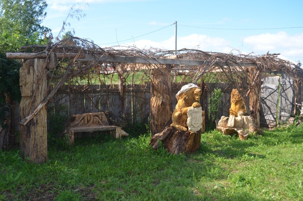 Этот уголок мастер назвал гнездом- его заселяют рукотворные птицы, а львы, похоже, охраняют покой пернатых.JPG