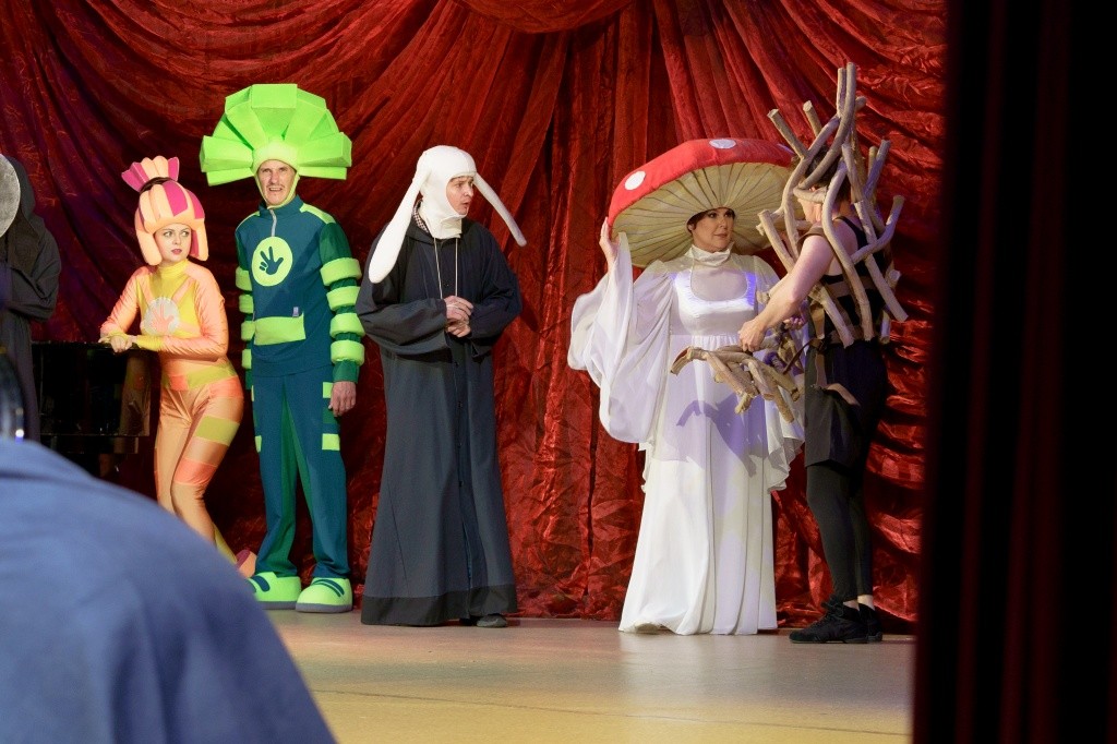 Миниатюра артистов русского театра - уже как визитная карточка фестиваля. Фото Ивана Пичушкина.jpg