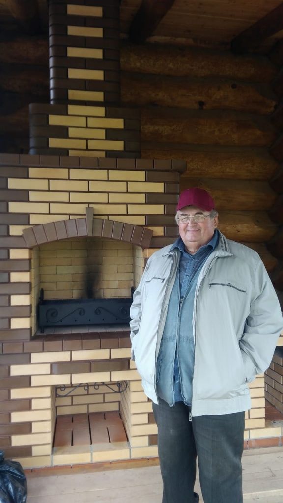 Мастер на фоне очередной своей работы - заказчик остался доволен.jpg