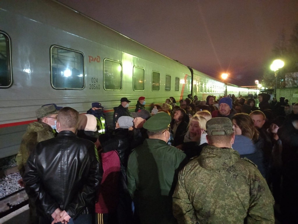 Родные попрощались с ребятами издалека. (Фото Натальи Кулишовой).