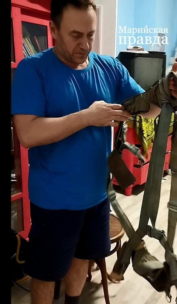 При помощи такой подвесной системы парашюта Михаил выносит сына на улицу. (Фото Натальи Кулишовой/ "Марийская правда"). При помощи такой подвесной системы парашюта Михаил выносит сына на улицу. (Фото Натальи Кулишовой/ "Марийская правда").