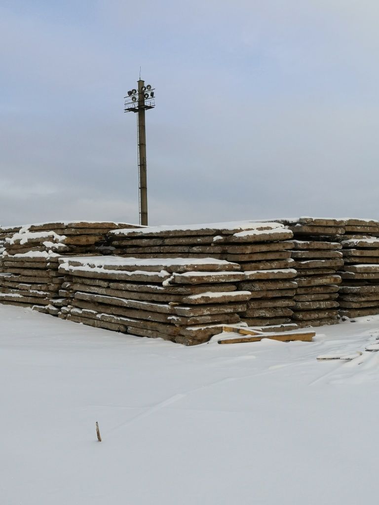 На площадках для хранения выросла целая гора бэушных плит.jpg