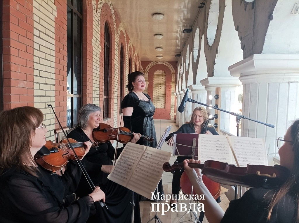 Солистка оперы Ельвира Гурьева и струнный квартет им. А. Эшпая открыли Ночь музеев прекрасной музыкой.jpg