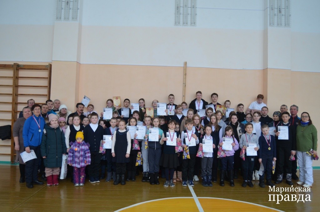 Все школьники, участвовавшие в лыжном забеге, получили награды - как минимум, сладкие призы..jpg