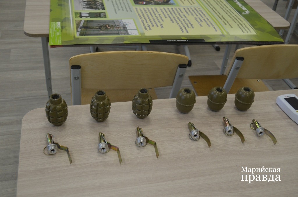 В школе теперь есть даже гранаты, учебные, разумеется..jpg