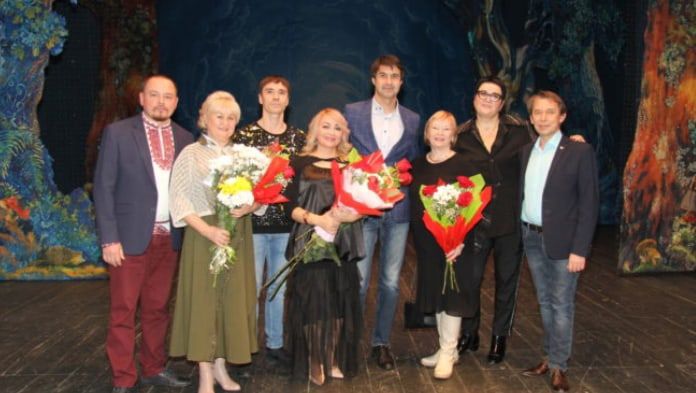 С творческой группой мюзикла Сереброзубая Пампалче.jpg