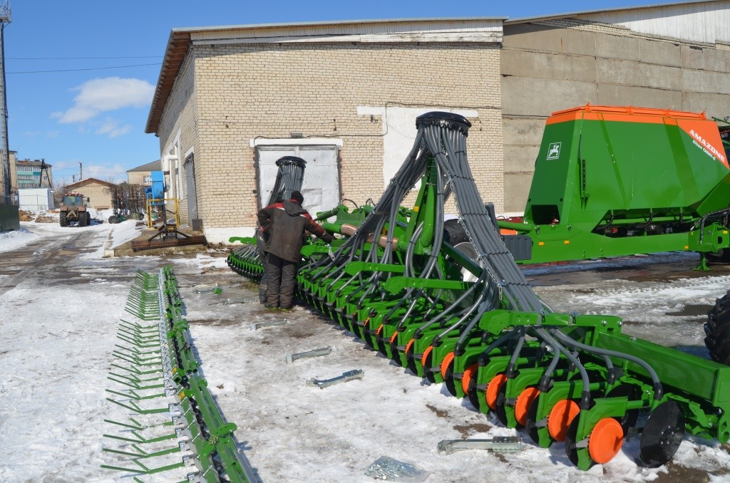 Специалисты занимаются пусконаладкой новой 12-метровой сеялки.jpg