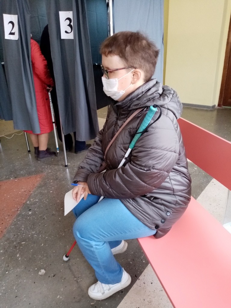 Вот так Анна "читает" бюллетень, благодаря шрифту Брайля. (Фото Натальи Кулишовой).