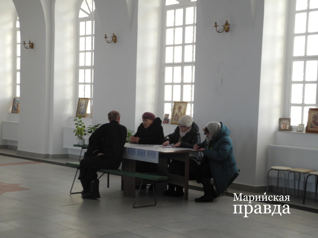 Церковь никогда не пустует. (Фото Натальи Кулишовой).