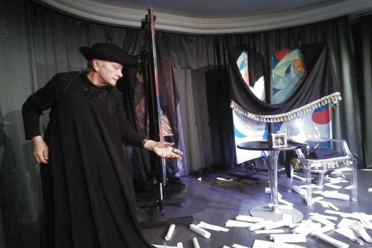 Сцена из моноспектакля Найдите мне место. Фото предоставлено театром НикинДом.jpg