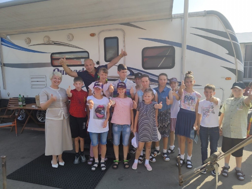 Министр соцразвития РМЭ Марина Островская (крайняя слева) уверена, подарить радость ребенку, просто! (Фото пресс-службы Минсоцразвития РМЭ).